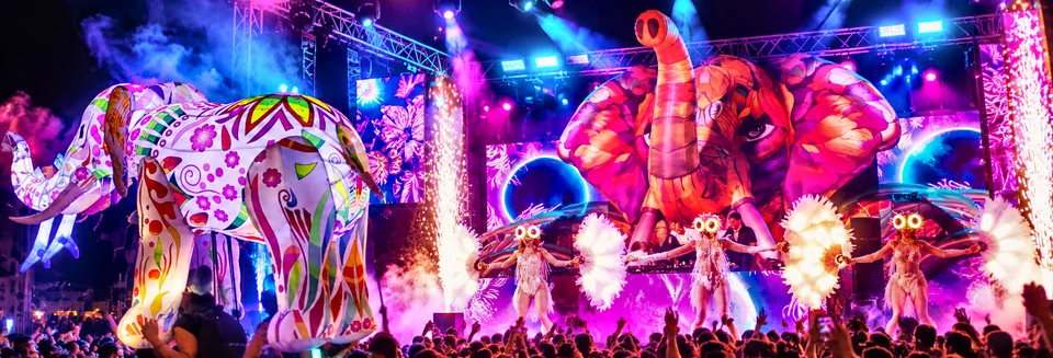 Escenario Elephant Thunder: elefante gigante hinchable, bailarinas con plumas y chispas frías